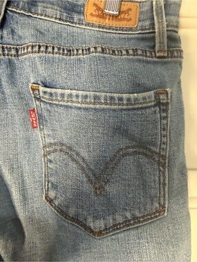 Levi's Women's Light Wash Straight-Leg Jeans 525